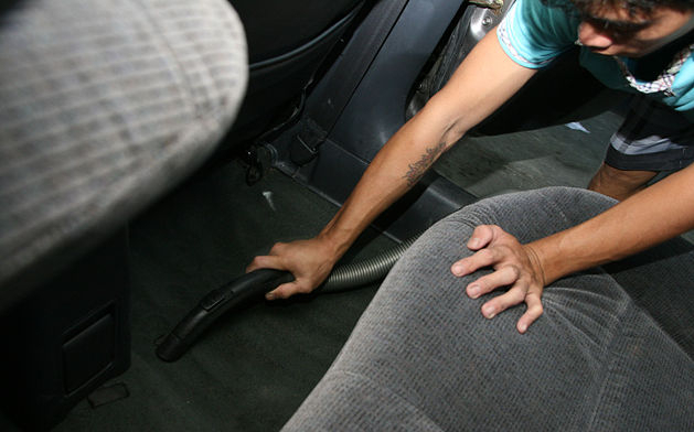 Cách làm sạch thảm lót sàn ô tô CX5 không cần giặt thảm